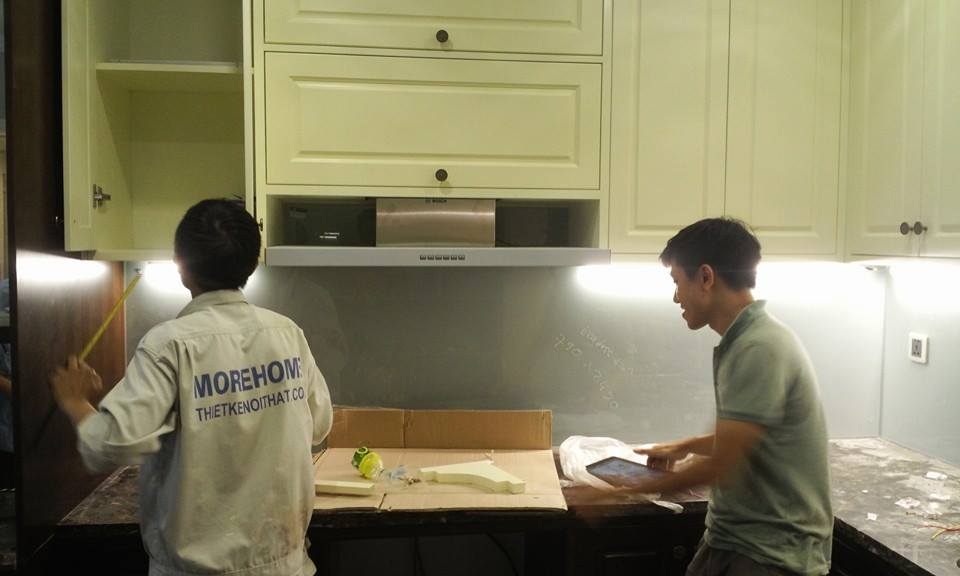 Thi công kính màu ốp bếp - màu xám